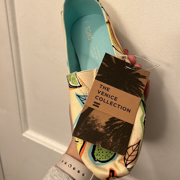 TOMS - Picture 4 of 4